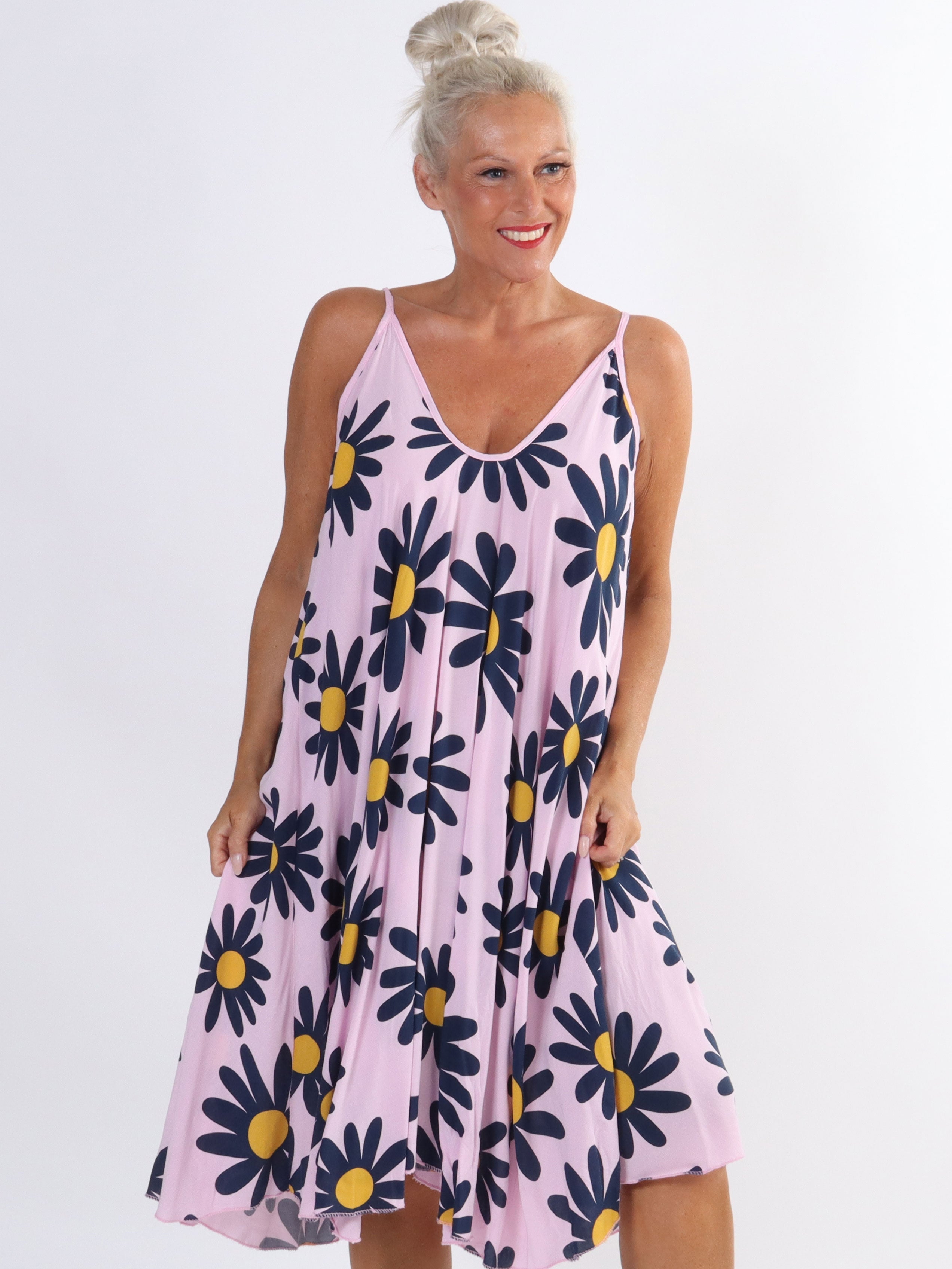 Maddie Sunflower - Söt klänning i plus size med blomstermotiv